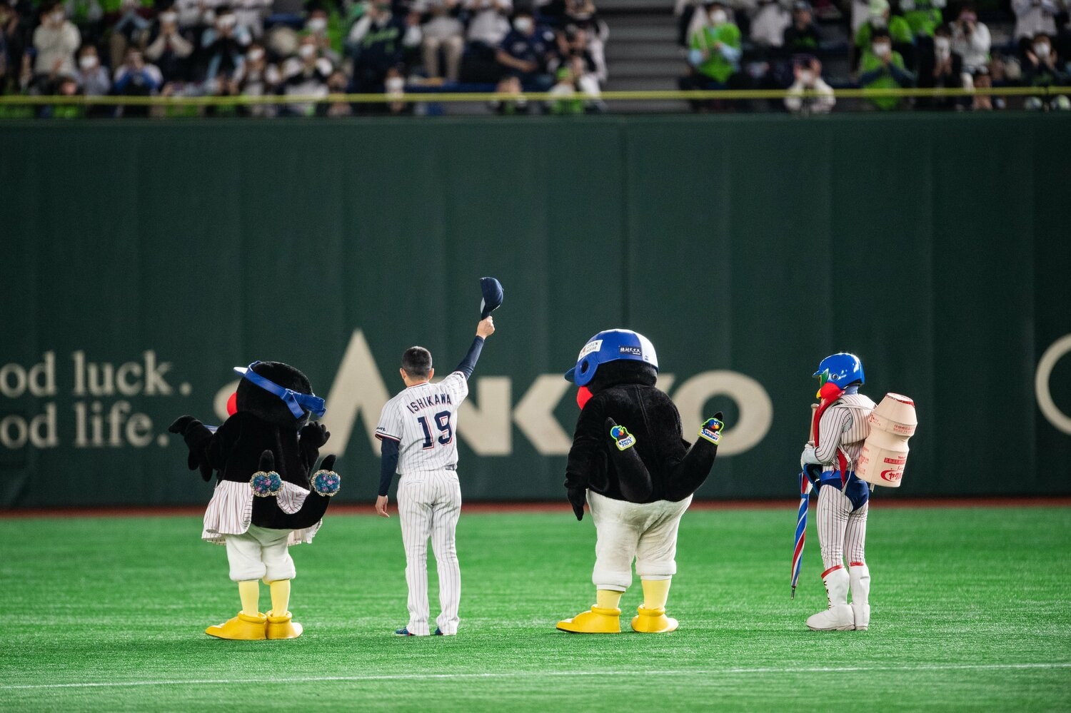 ファンに挨拶する石川やつば九郎 ©︎Nanae Suzuki