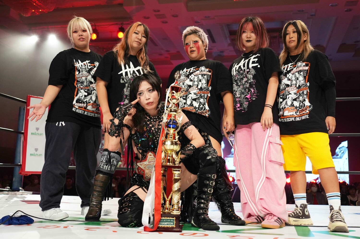 H.A.T.E.のメンバーと記念撮影する上谷沙弥。7月21日、札幌ガトーキングダム ©Essei Hara