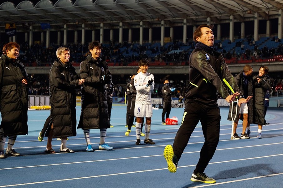 大分サポーターの前でダンスを披露した片野坂監督。選手たちも大ウケだった　©AFLO