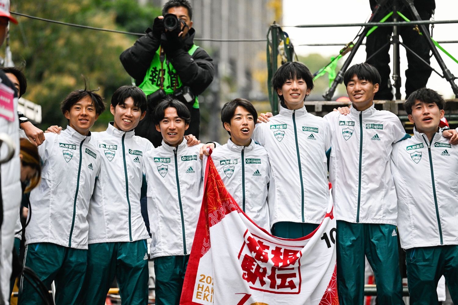 主将の志貴、副将の小原（中央と右から3番目）ら4年生が肩を組み、ゴールを待つ　©Nanae Suzuki