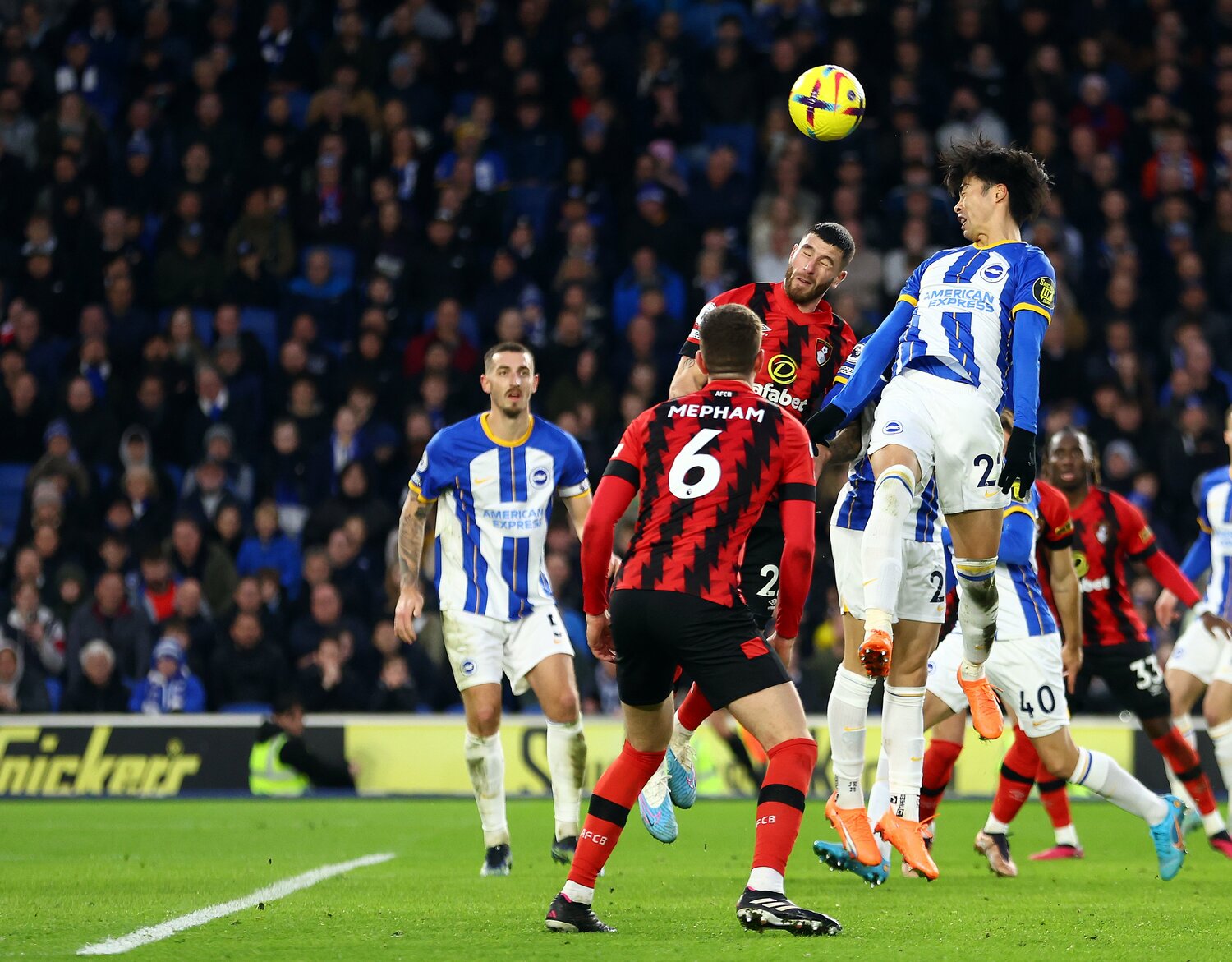 ボーンマス戦、後半42分三笘の劇的なヘディングゴール（1／3枚）。試合後に三笘は英BBCインタビューで「ヘディングはあまり得意ではなく、自分でも驚いている」と語った　©Getty Images