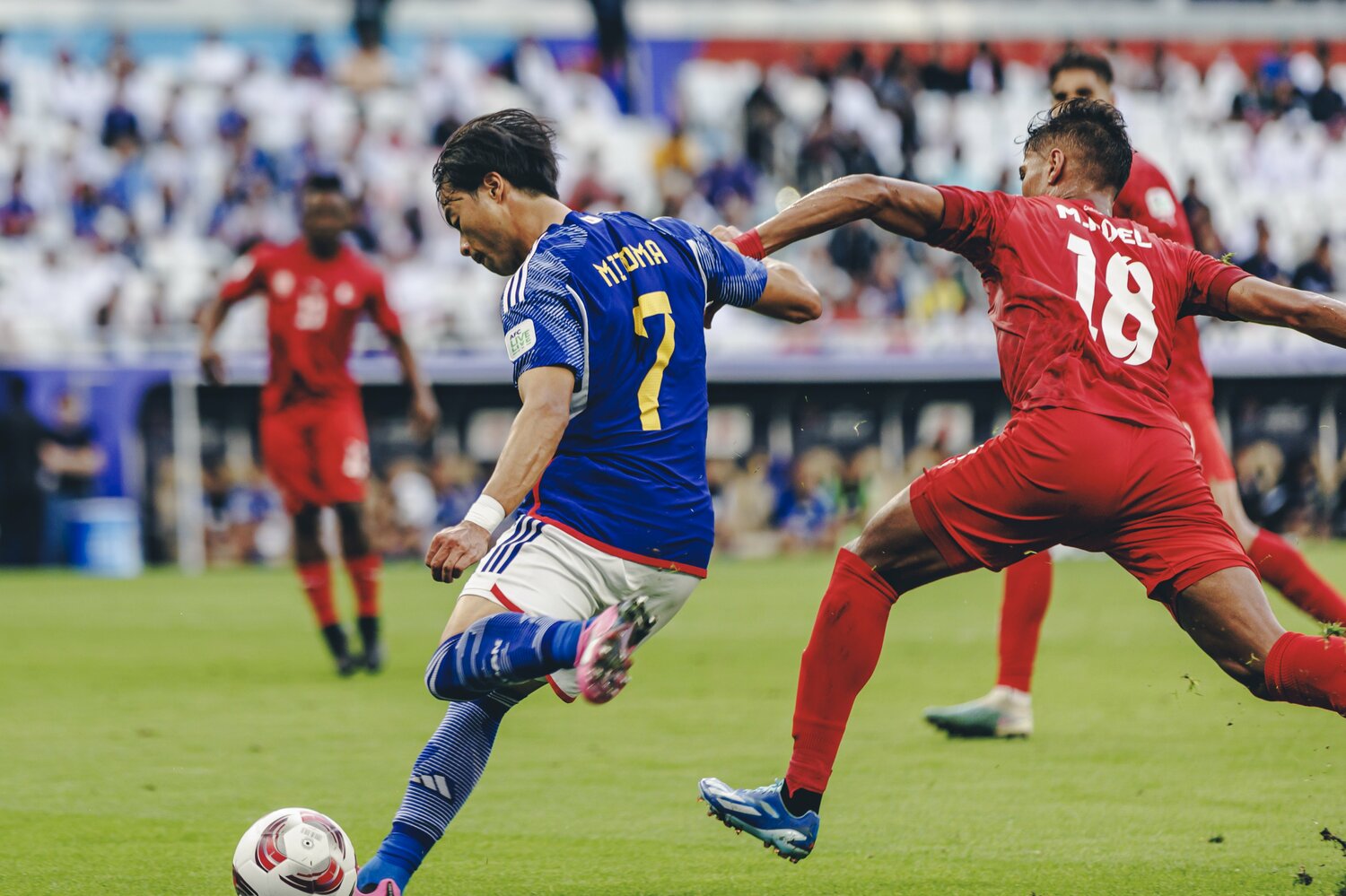 バーレーンのDFを振り切り、クロスを試みる三笘薫　©Kiichi Matsumoto