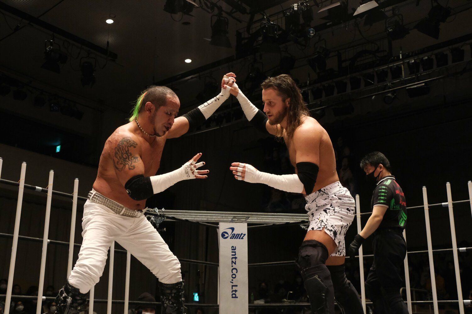 ドリュー・パーカーと組み合う葛西(画像をクリックすると「この記事の写真」に飛びます。流血等を含みますのでご注意ください)