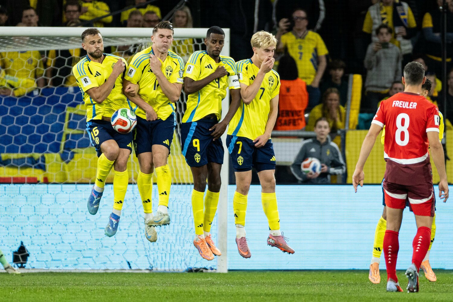 ギョケレス、イサク(それぞれ左から2、3人目)らタレントを多くそろえるのにスウェーデンは今予選絶不調だった ©Getty Images