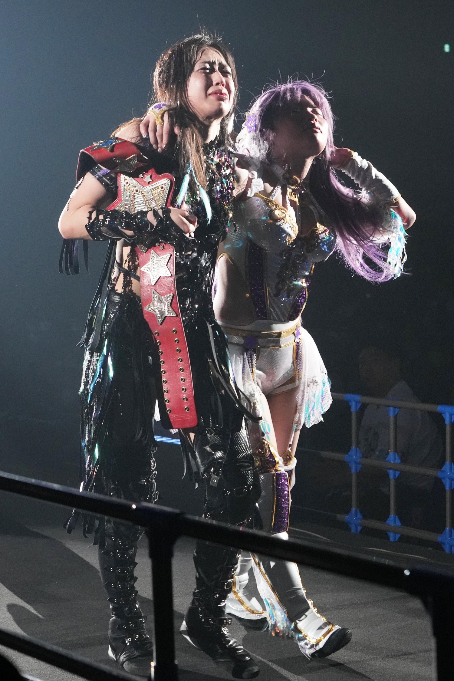 敗者引退マッチで中野たむに勝利し、泣きながら花道を引き揚げる上谷沙弥。4月27日、横浜アリーナ　©Essei Hara