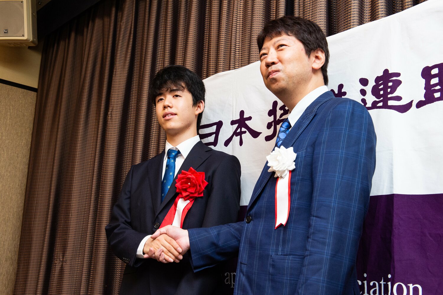 2018年の藤井と杉本（写真をクリック、スワイプすると藤井五冠や大棋士の若き日がご覧になれます）　©BUNGEISHUNJU
