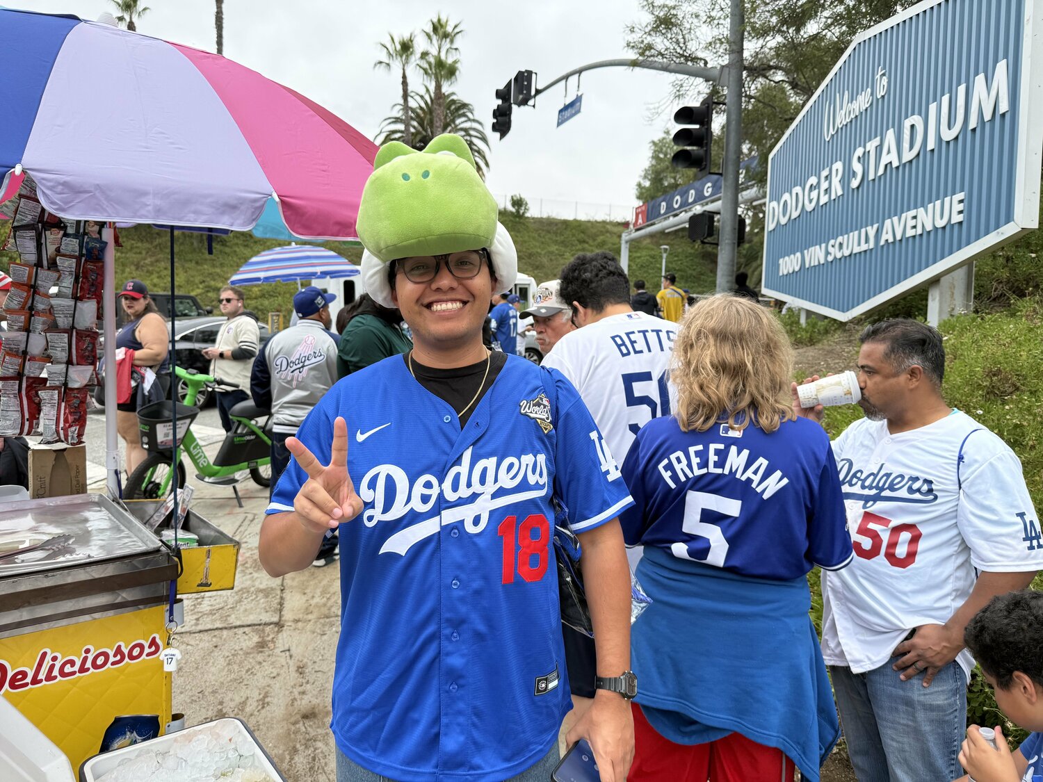 山本由伸のユニフォームとヨッシーの被り物をしたファンも　©Naoyuki Yanagihara