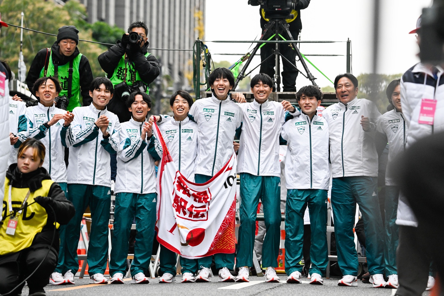 下馬評を覆した2024年の箱根駅伝。ゴールには選手と肩を組む原監督の姿があった　©Nanae Suzuki