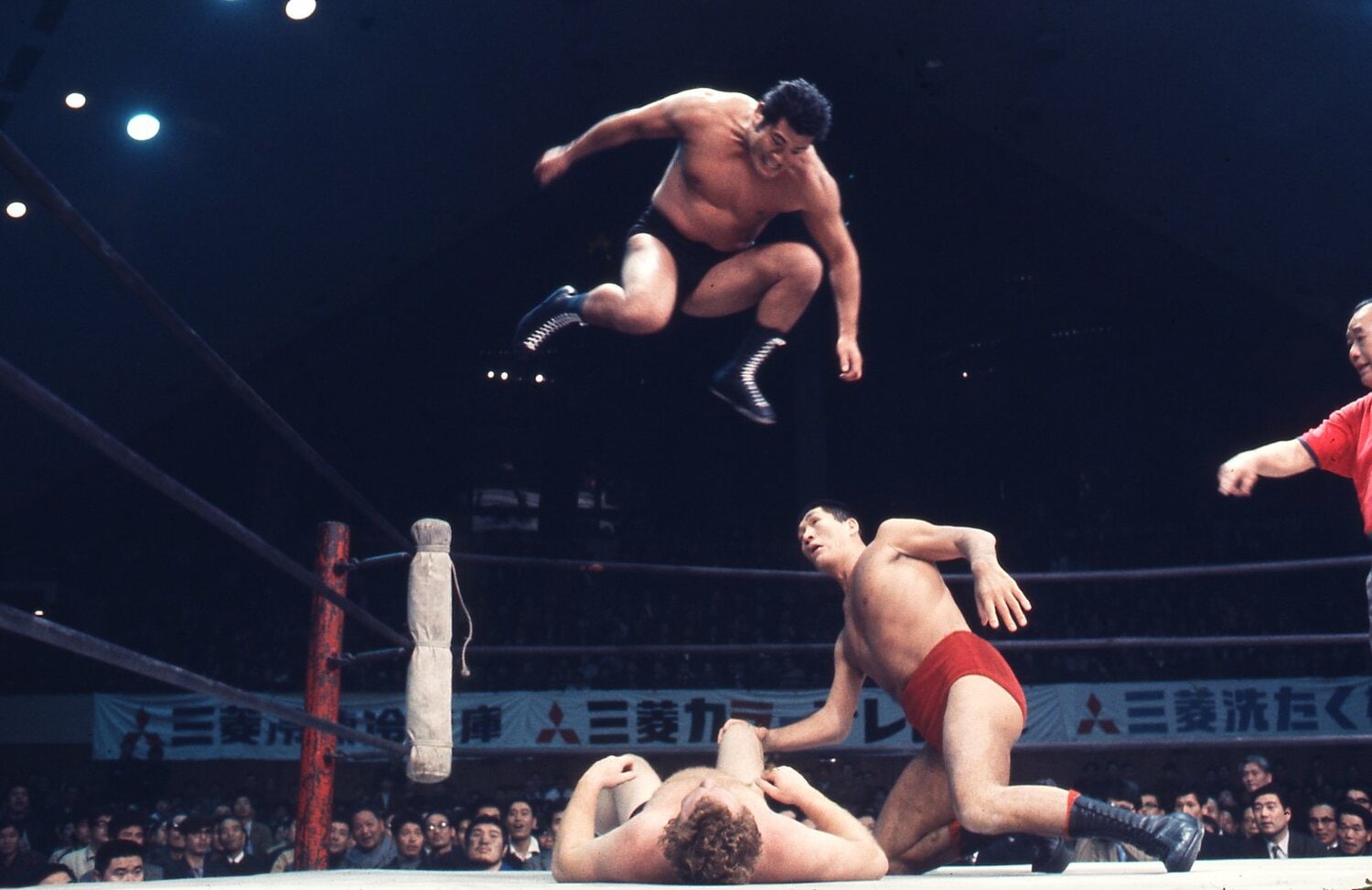 その後は「BI砲」としても絶大な人気を誇った猪木と馬場　©AFLO