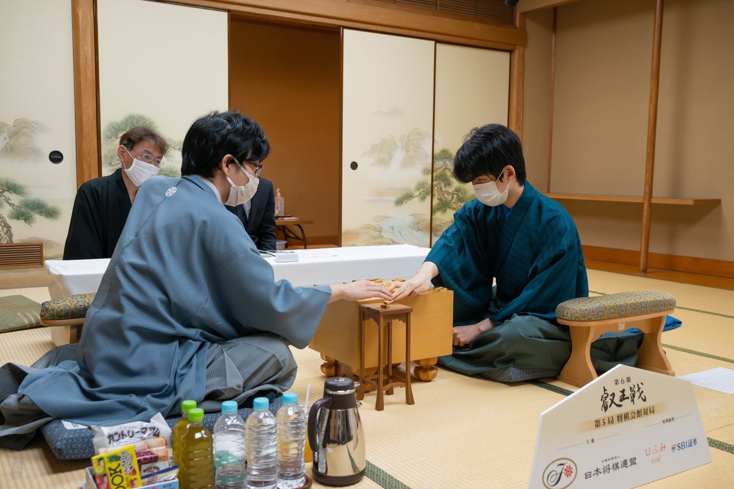 9月13日の叡王戦第5局で豊島将之竜王（左）に勝利。3勝2敗で叡王を獲得し、史上最年少三冠に　©日本将棋連盟