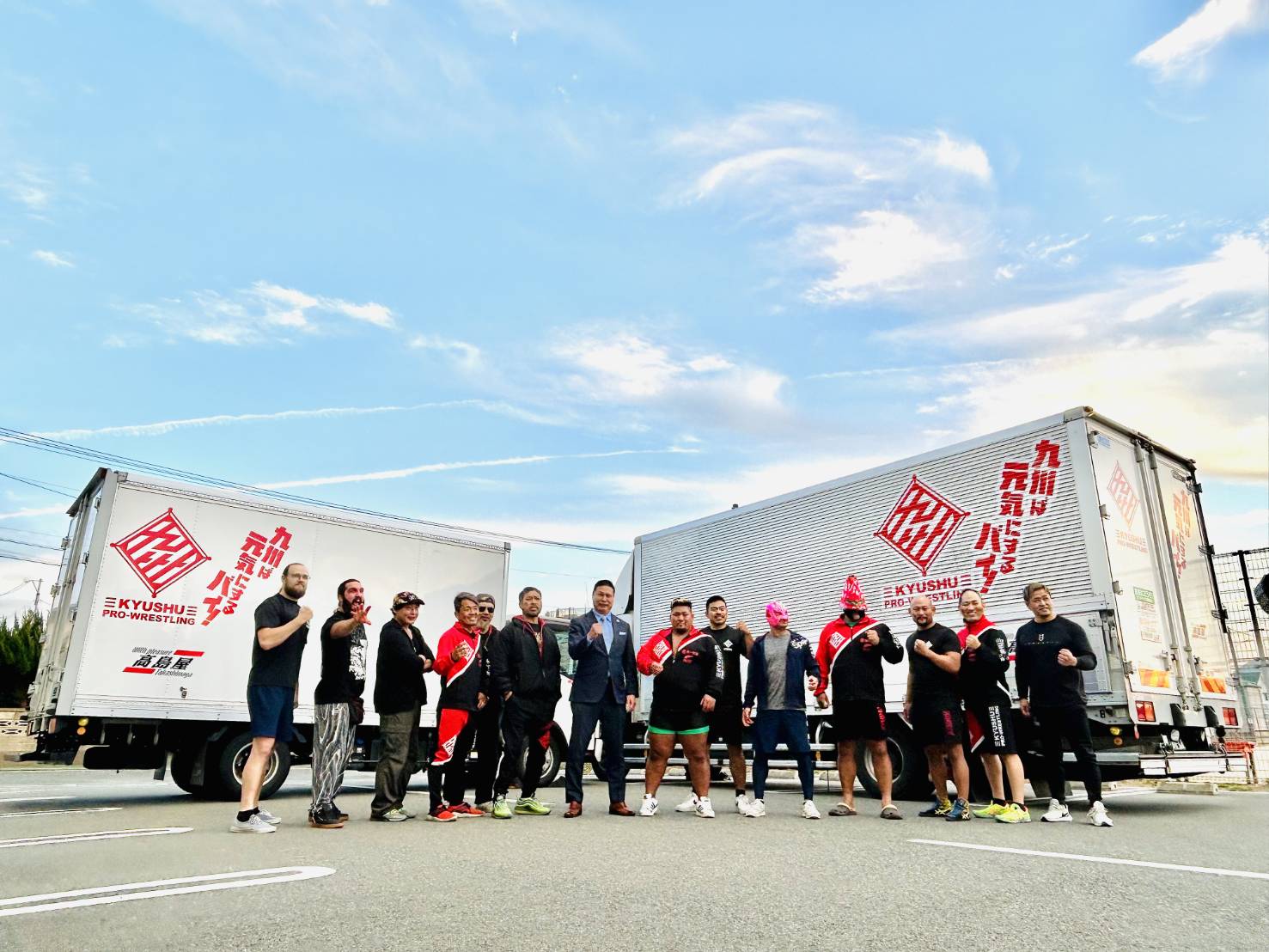 九州プロレスに所属するレスラーたち。自ら九州各地の企業に営業をかけることも　©九州プロレス