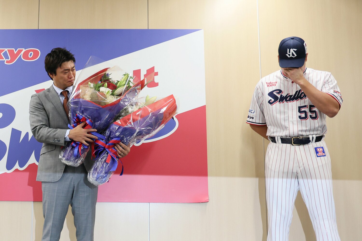 引退会見、村上宗隆の涙にもらい泣きする青木　©JIJI PRESS