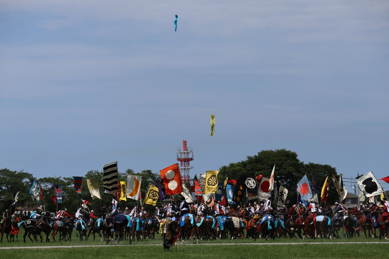 神旗争奪戦の様子。落ちてくる計40本を、騎馬武者たちが奪い合う