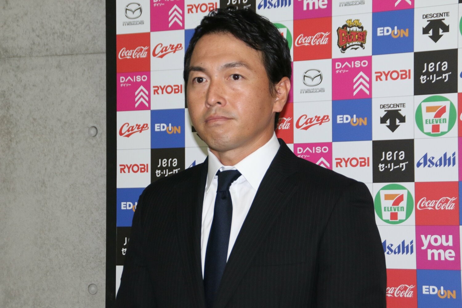 移籍が決まった後、マツダスタジアムで取材に応じる長野　©JIJI PRESS