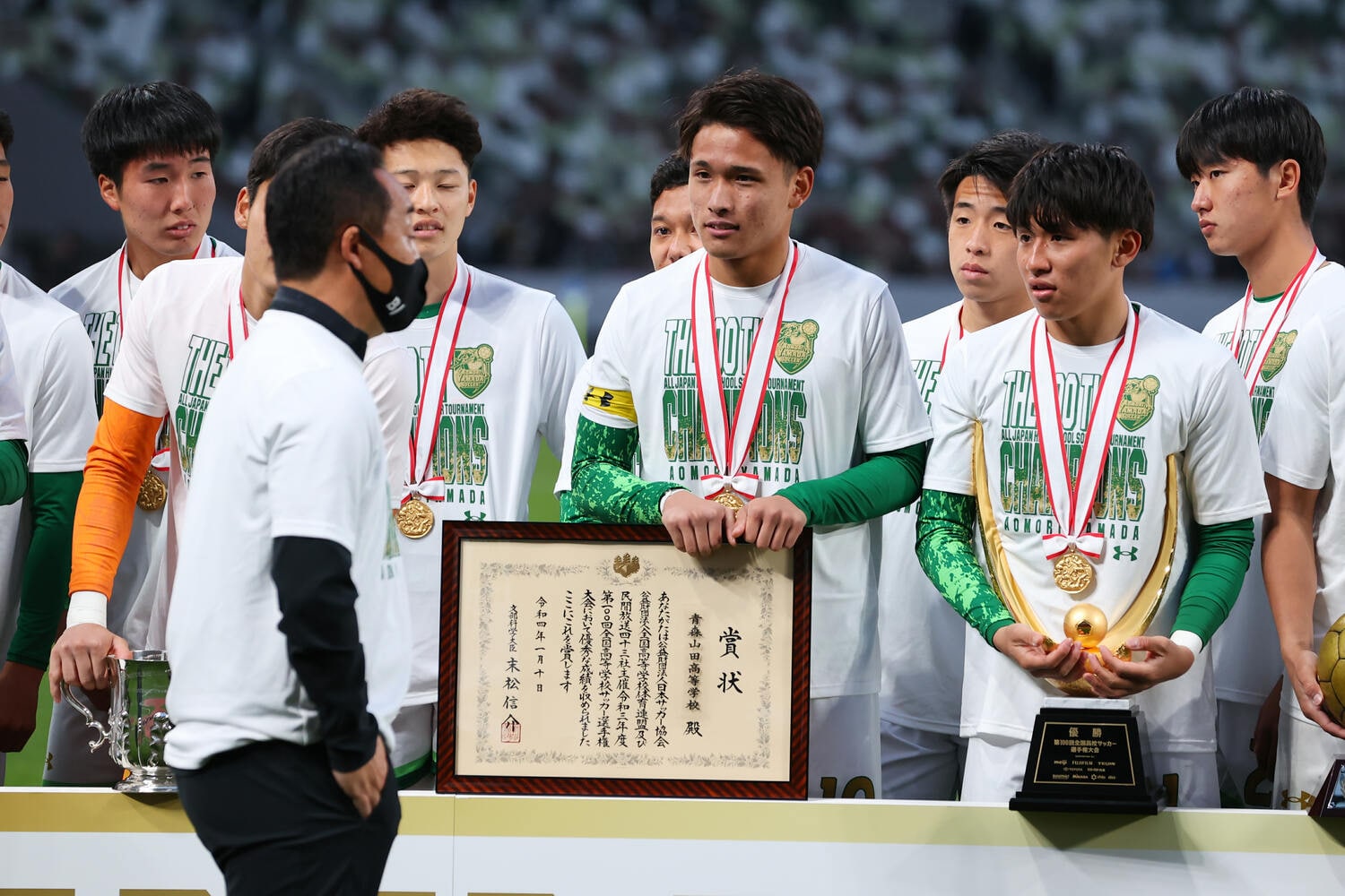 写真は2022年1月、高校選手権で優勝。中央が松木玖生(現・FC東京) ©AFLO