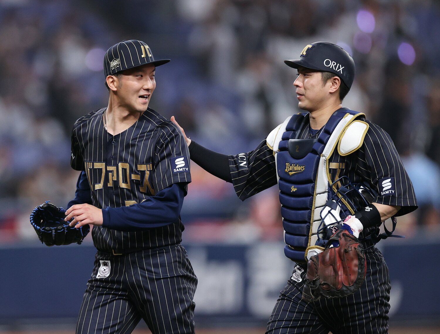 ロッテに完封勝利を挙げ、女房役の若月から祝福される田嶋　©JIJI PRESS