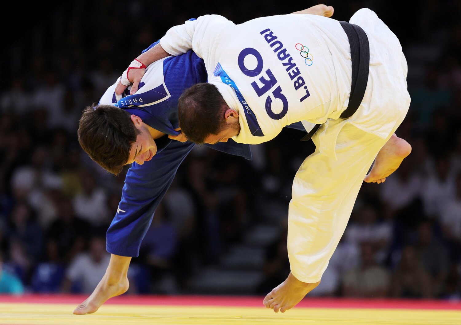 残り31秒、村尾が内股。ベカウリの体が浮き、畳に尻もちをついたが… ©JIJI PRESS