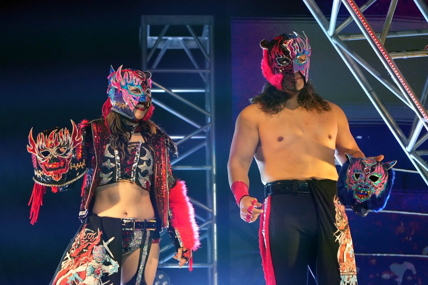 お揃いのマスクで入場したスターライト・キッドとエル・デスペラード　©Essei Hara