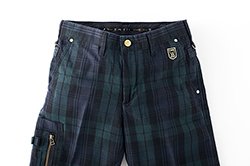 ご覧の通り、腰の周りと太ももの部分を広げてもスッキリしたシルエットのまま。ウエスト周りにもスポーツウェアを意識したラインが窺われる