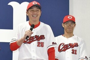 打撃成績キャリアハイからのコンバート…カープ・坂倉将吾と新井新監督が痛みを受け入れ、捕手専念の決断をした理由