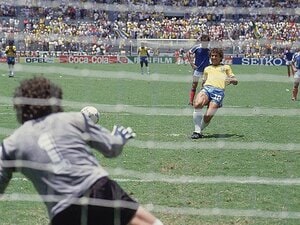 伝説の86年W杯ブラジル対フランス。ジーコ、プラティニとサッカーの美。