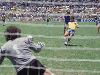 伝説の86年W杯ブラジル対フランス。ジーコ、プラティニとサッカーの美。＜Number Web＞ photograph by Sports Illustrated/Getty Images