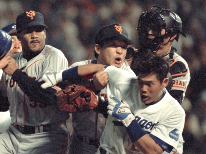 「巨人・ガルベスvs中日・山崎武司」最悪の大乱闘…止めたのは42歳落合博満だった「中日のピッチャーに同情したんだよ、オレは」29年前の真相＜Number Web＞ photograph by Sankei Shimbun