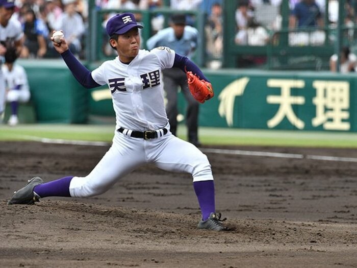 中村の2本目は、外の直球だった。天理・碓井はなぜ首を振ったのか。<Number Web> photograph by Hideki Sugiyama