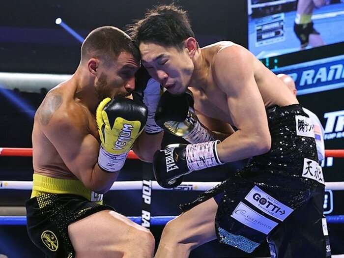 “レジェンド”ロマチェンコはなぜ中谷正義を選んだのか？ 「なかなか倒れなかったことでも驚きはしなかった」＜Number Web＞ photograph by Getty Images