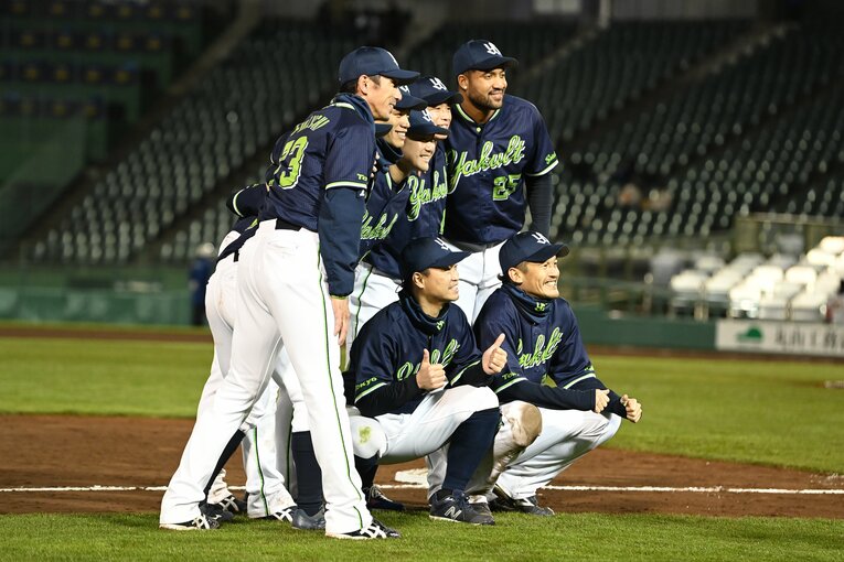 ヤクルトの選手たちの記念撮影　©Naoya Sanuki