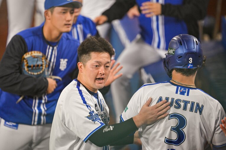 キャプテンとして選手ミーティングを呼びかけるなど、チームを鼓舞し続けた牧秀悟　©︎Nanae Suzuki