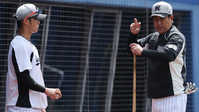 ロッテ平沢大河に指導する森脇浩司ヘッドコーチ兼内野守備コーチ　©︎Chiba Lotte Marines