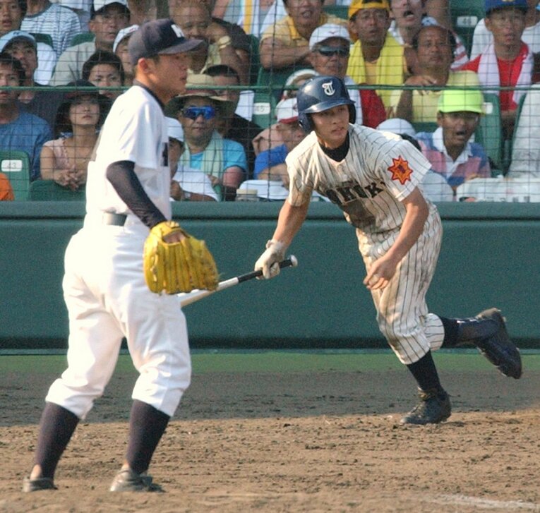 延長11回、東北・加藤（打者）にサヨナラ打を浴びる服部　©︎KYODO