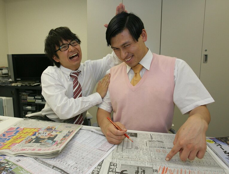 2008年のM-1で敗者復活戦から勝ち上がり、準優勝したオードリー若林（左）と春日。写真は大ブレイクした翌2009年　©Sankei Shimbun