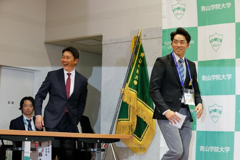 笑顔で会見場に現れた広島の新井貴浩監督　©Shigeki Yamamoto