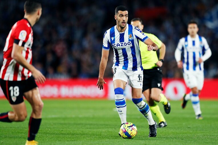 「“クボの疑惑PK”を写真で見ると」「日本代表ユニの少年も」ダービー熱狂のゴラッソ…映像で伝わりきらない“MVP久保建英”の英雄ぶり(18)