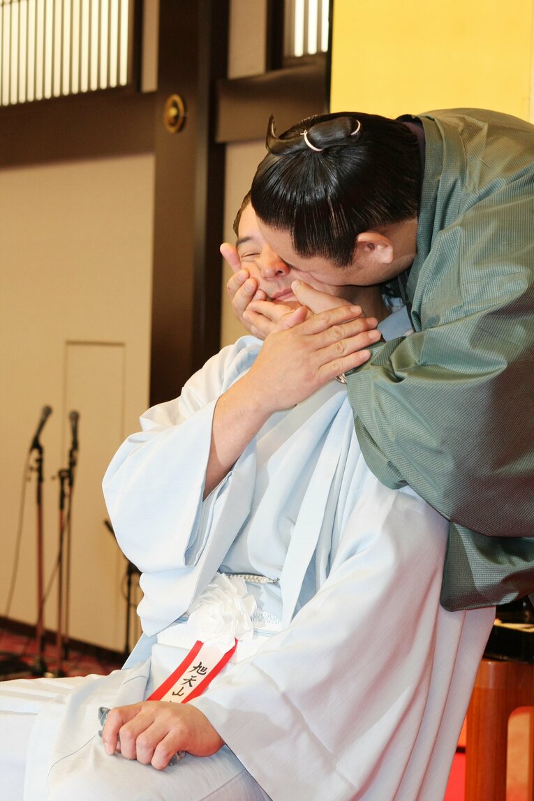 旭天山の断髪式で“まさかのブチュー”（全3枚の3枚目）　©BUNGEISHUNJU