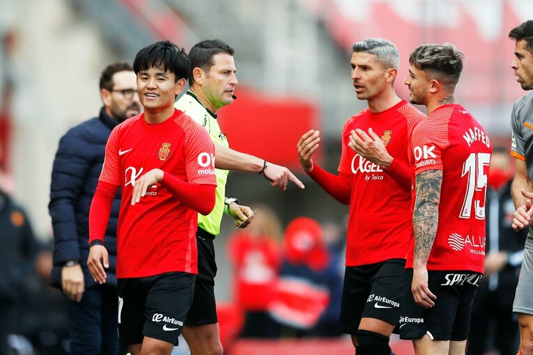 久保建英が“不可解判定”に怒った！ ラフプレーに抗議→イエローも…「バモス！クボ」とファンが信頼する理由〈撮影者の視点〉(20)