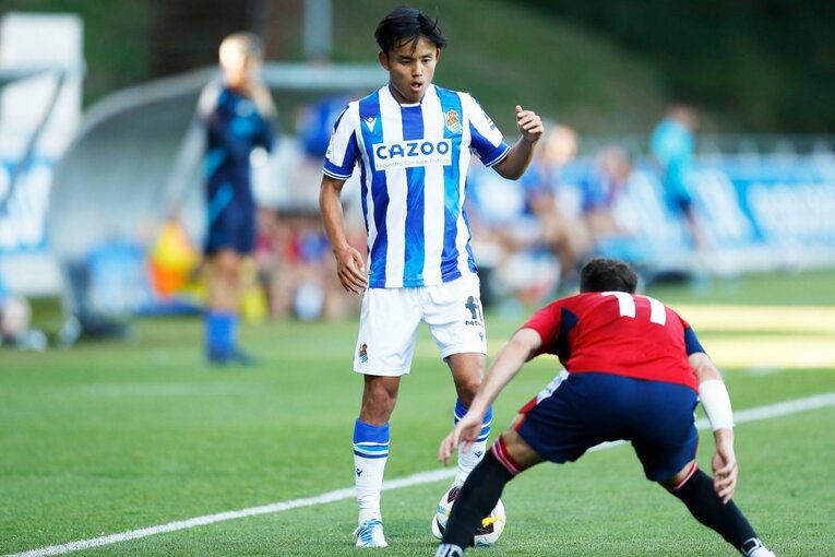 「クボは絶対フィットできる」現地ファンが期待… ソシエダ久保建英のユニ姿・力強さを日本人カメラマンがいち早く撮った〈子供に神対応〉(21)