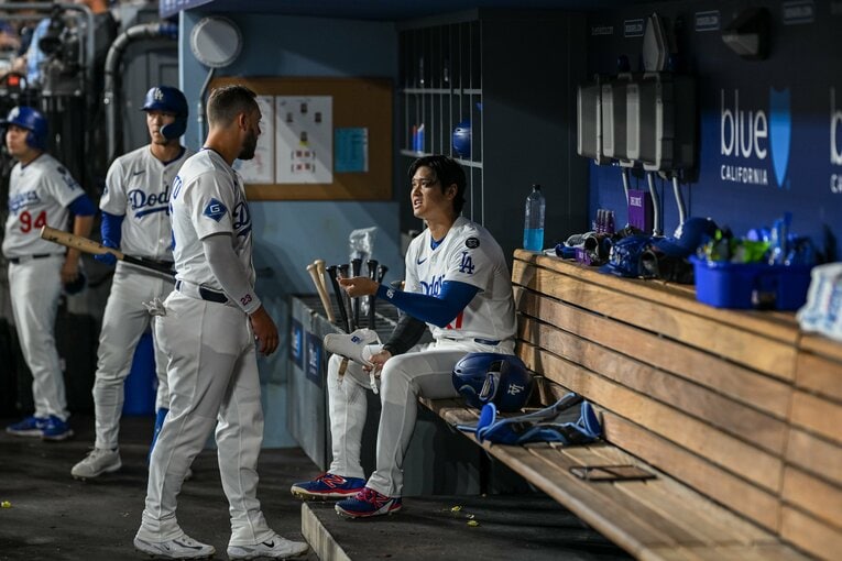 【Numberカメラマンが激写・大谷翔平の愛される日常】ベンチでの珍しい姿…コンフォルトと打撃談義（全3枚中の2枚目。写真はまだまだ続きます）　©Nanae Suzuki