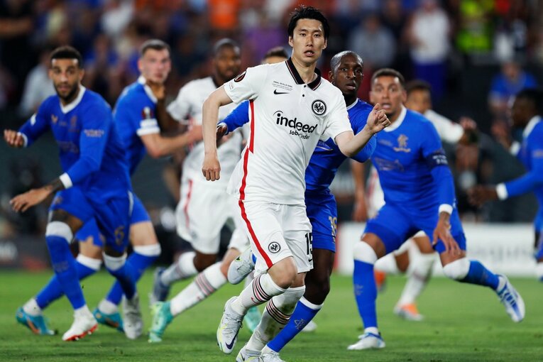 鎌田大地の号泣と“日の丸スパイク”に思い出す4年前の「カタールW杯には絶対出たいですよ」 長谷部誠とのEL優勝写真に“秘められた熱量”とは(57)