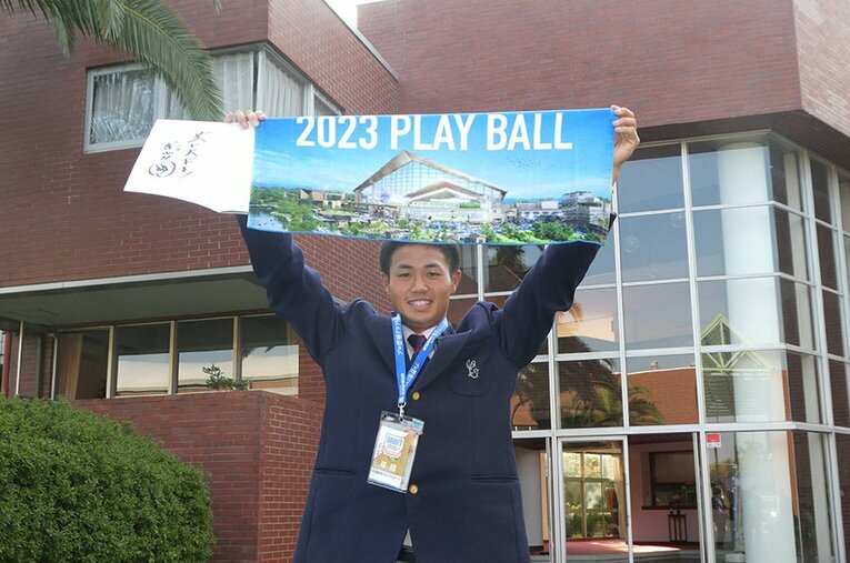 栗山監督直筆の「共に天下を」というメッセージを手に意気込みを語った細川凌平。小さい頃から憧れ続けたプロ野球の舞台でどんなプレーを見せるか ／ photograph by Noriko Yonemushi