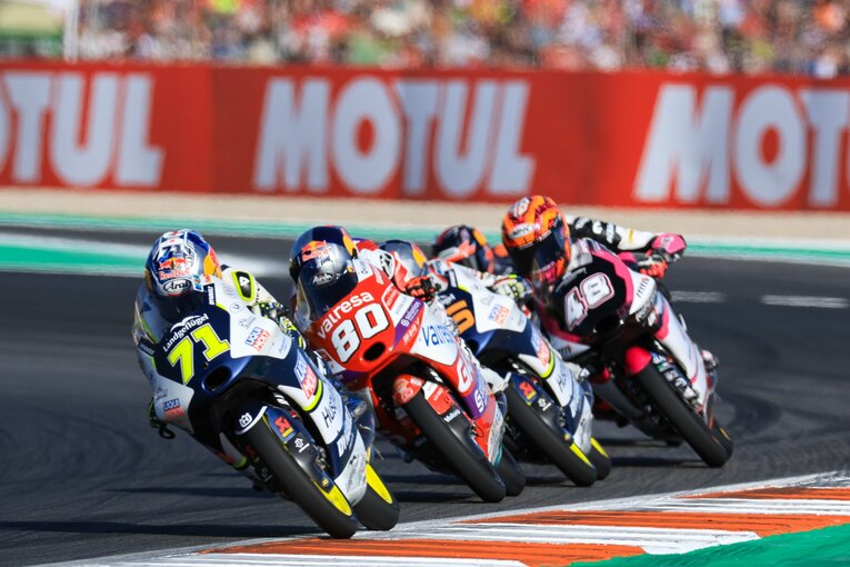 Moto3ならではの混戦のなかトップに立った佐々木は、ポジションを守ったままままチェッカーを受けた　©Satoshi Endo