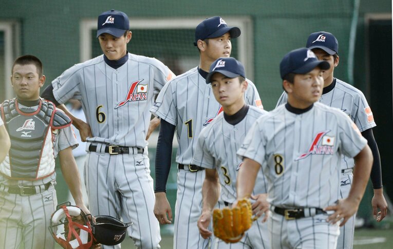 大会初戦で対峙したカナダに競り負け、肩を落とす高校日本代表　©︎KYODO