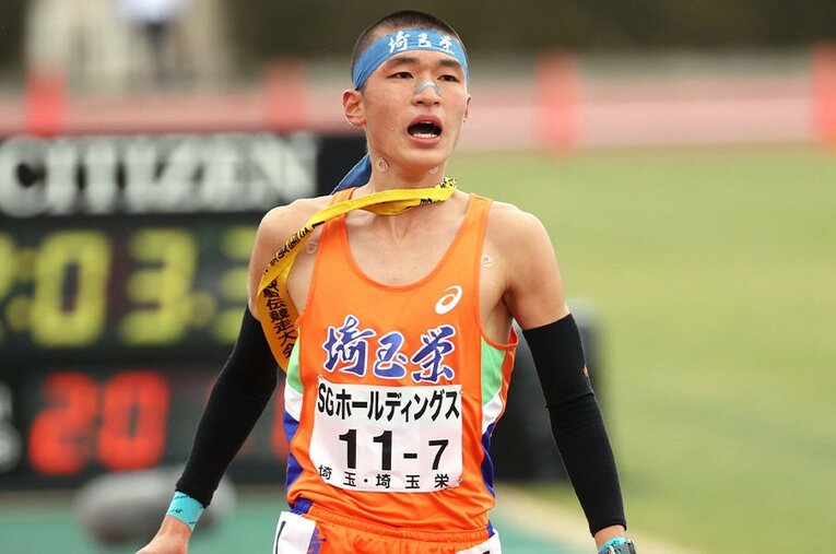 昨年12月の都大路・全国高校駅伝の7区を4位で走った埼玉栄・吉田蔵之介。父はケツメイシのリーダー・大蔵、マラソンランナーでもある ／ photograph by JIJI PRESS