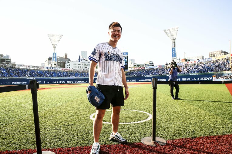 始球式で楽しげな笑顔を見せる那須川天心　©Susumu Nagao