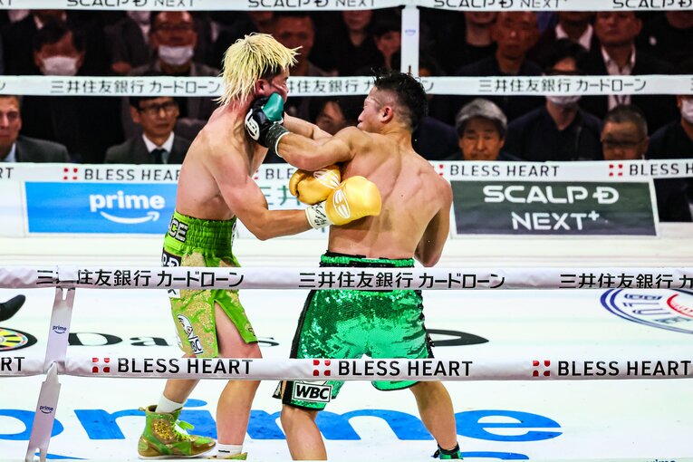 那須川天心の顔面をとらえた井上拓真の左フック　©Susumu Nagao