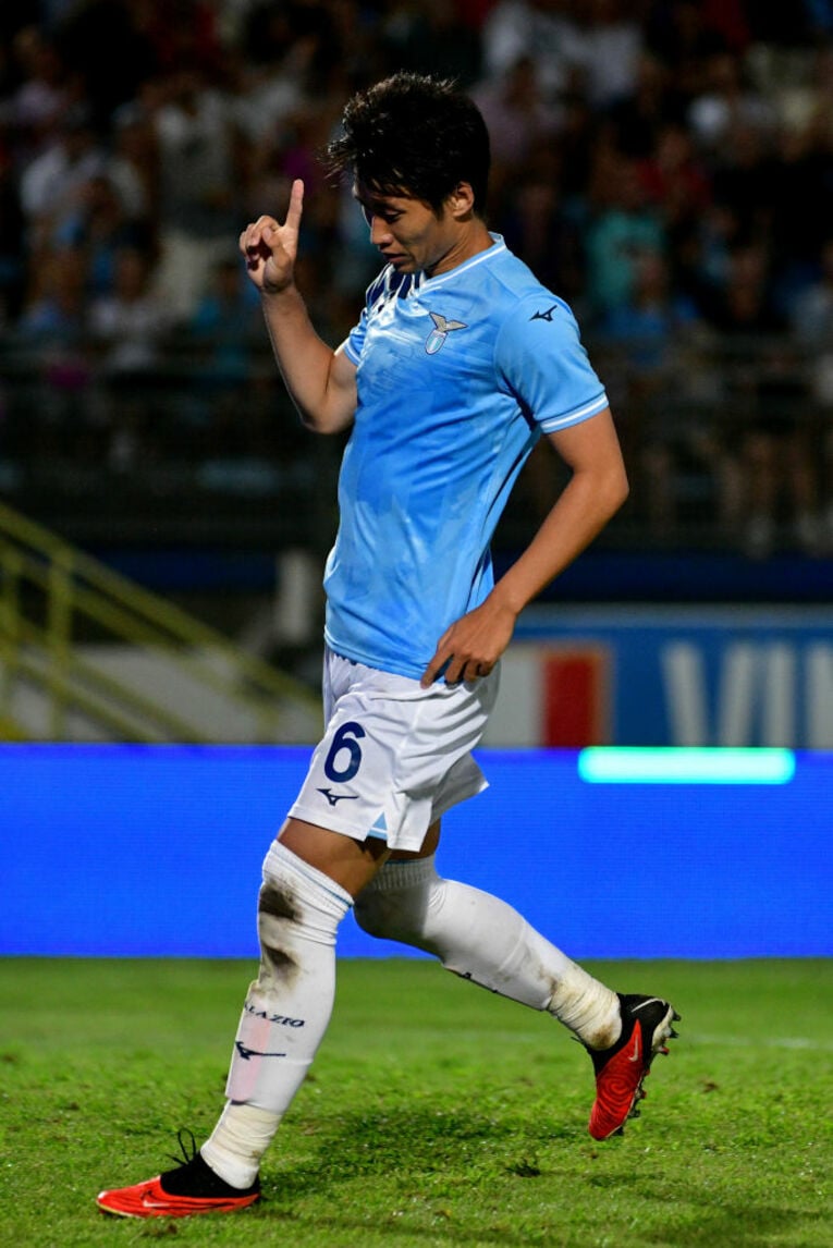 ゴールを決めて控えめに喜ぶ鎌田　©Getty Images