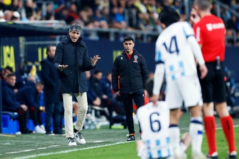 アクシデントが起きたエルストンドを慰める久保と、負傷者続出の状況を嘆くイマノル監督