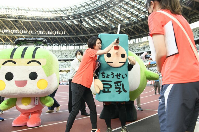 ヒーローインタビューを受けるちょうせい豆乳くん　©Hirofumi Kamaya